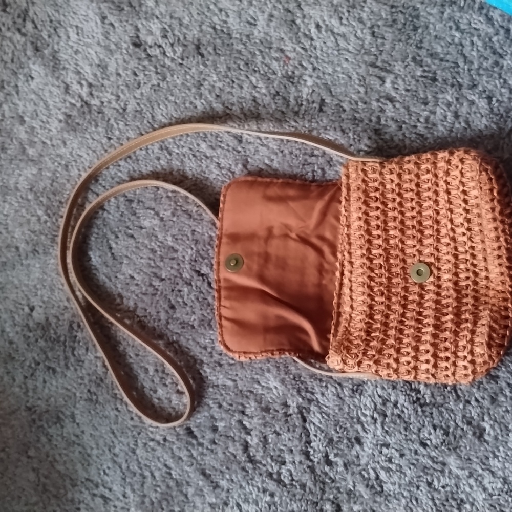 Small shoulder bag.